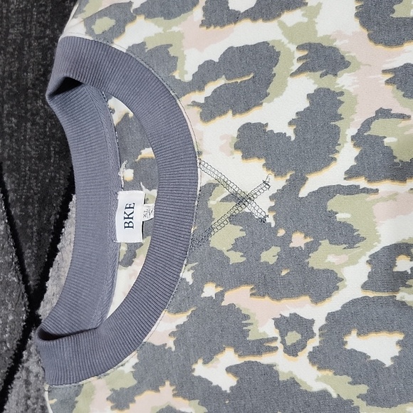 BKE LEOPARD PRINT SIDE VENTS OVERSIZED GRAY RIBBED TRIM SWEATSHIRT XL - Picture 2 of 12